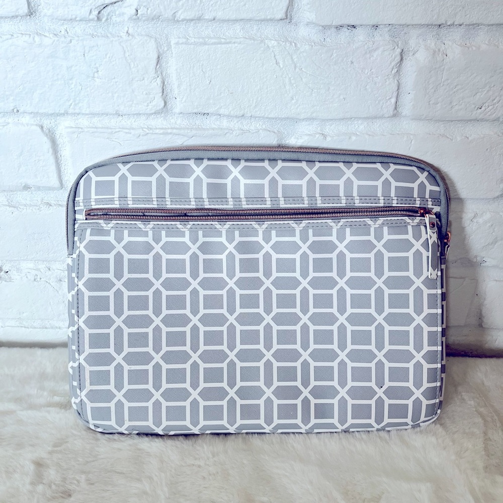 NWOT Studio C MacBook Case